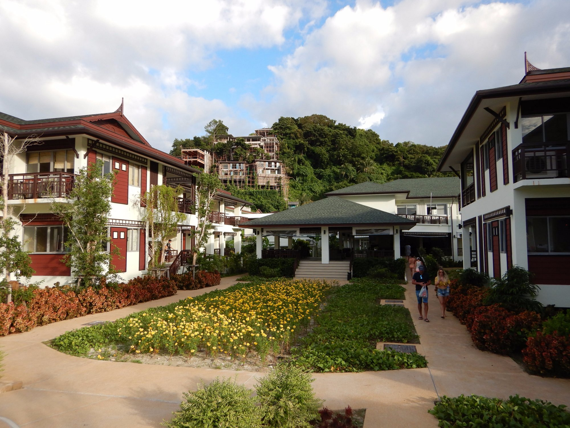 Jardins encantadores aumentam a beleza do hotel de fora para dentro