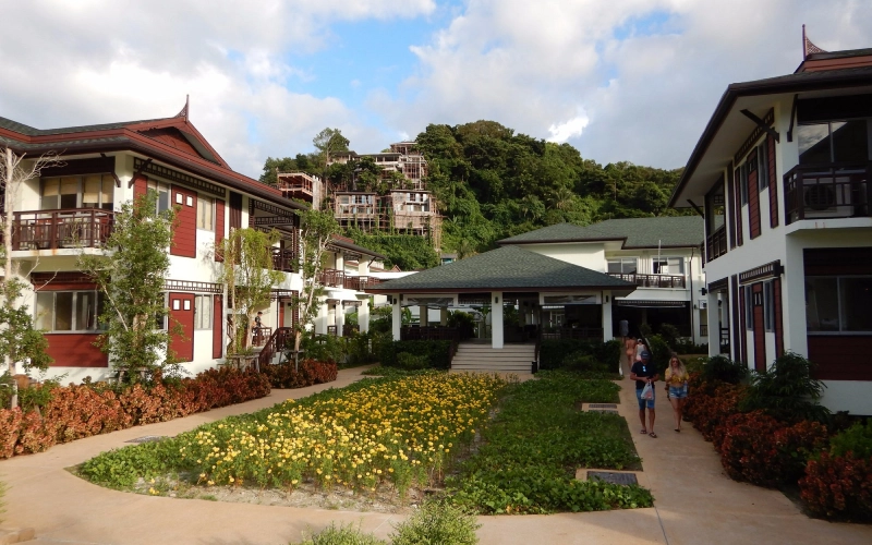 Jardins encantadores aumentam a beleza do hotel de fora para dentro