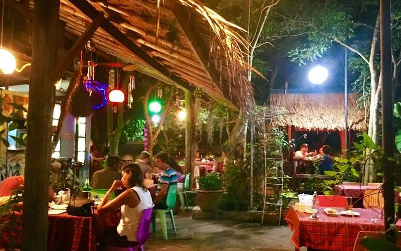 Kodam serve comida tailandesa deliciosa