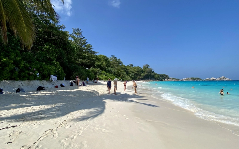 Koh Miang tem charme tropical com areia e mar azul