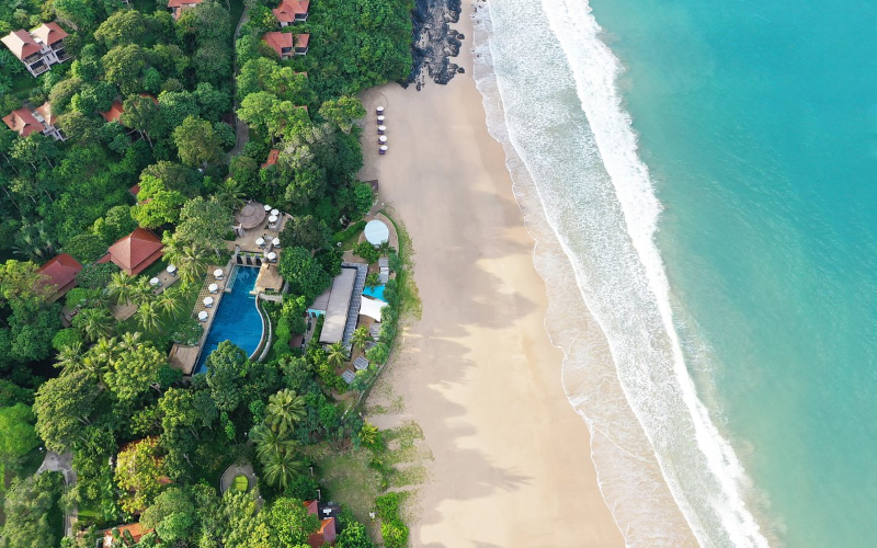 Muitos hotéis e resorts ficam à beira-mar em Koh Lanta.