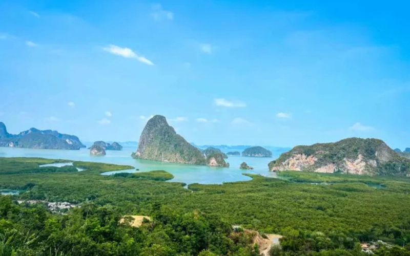 Nascer do sol incrível sobre penhascos calcários