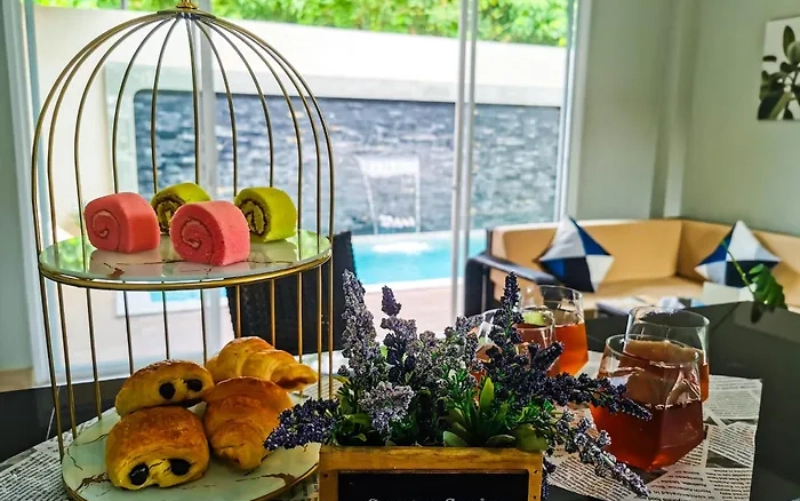 Café da manhã à beira da piscina agrada a todos