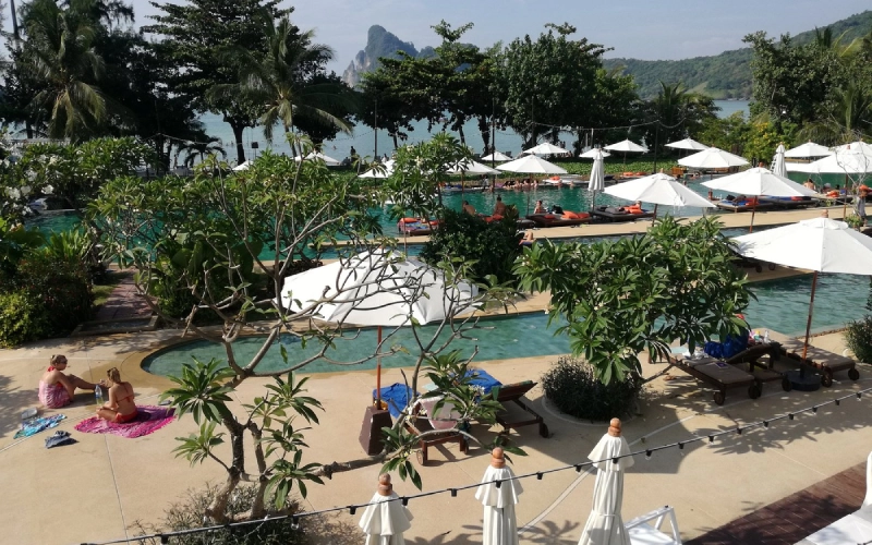 O hotel dispõe de longas piscinas e muito verde, visto de cima