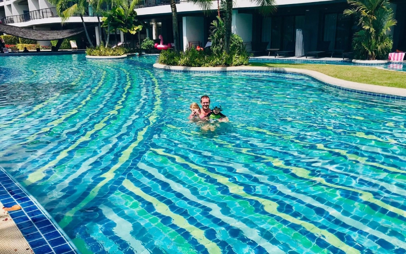 Hotel com piscina e lazer ideal para famílias com crianças