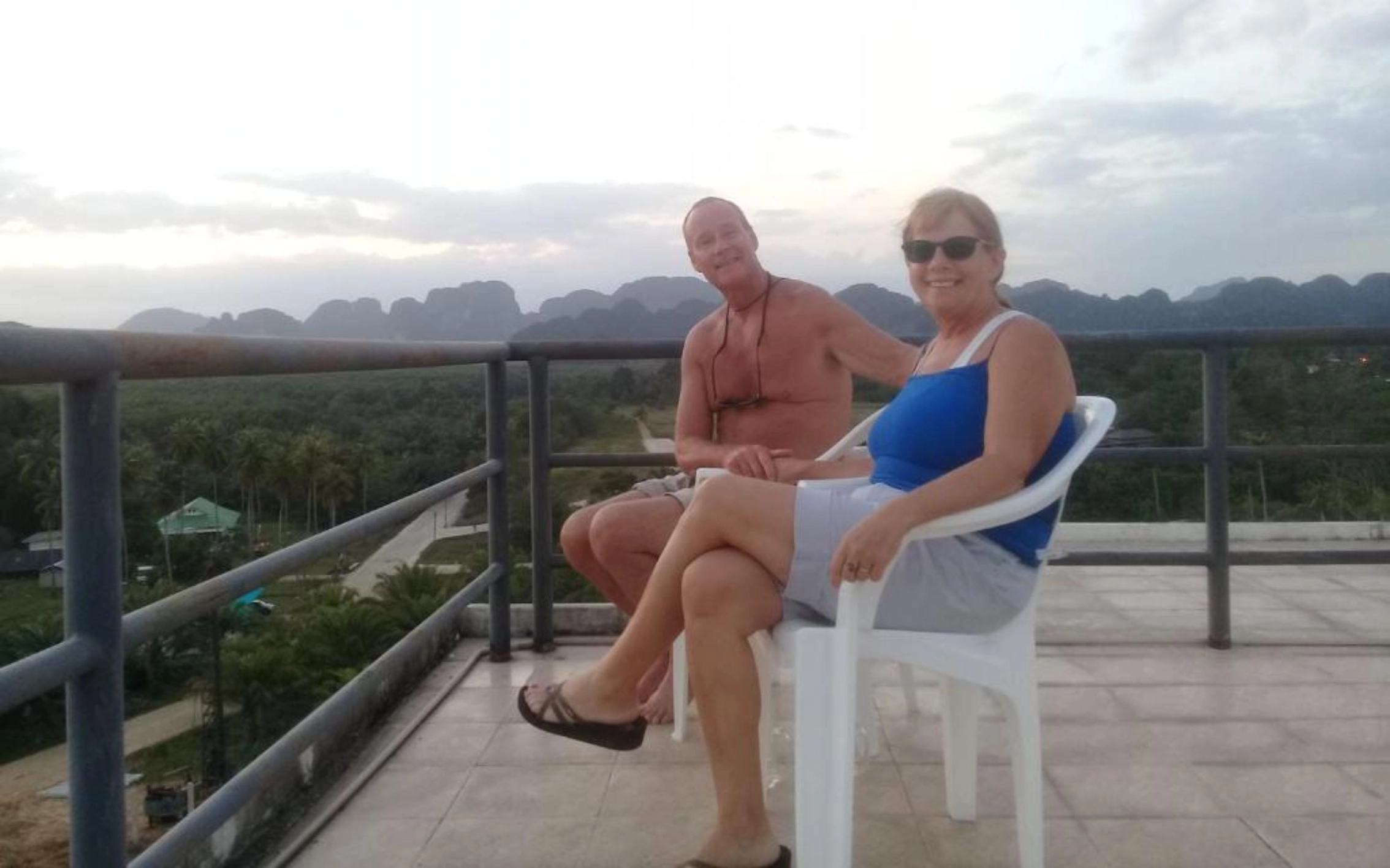 Hóspedes relaxam na varanda com vista das montanhas