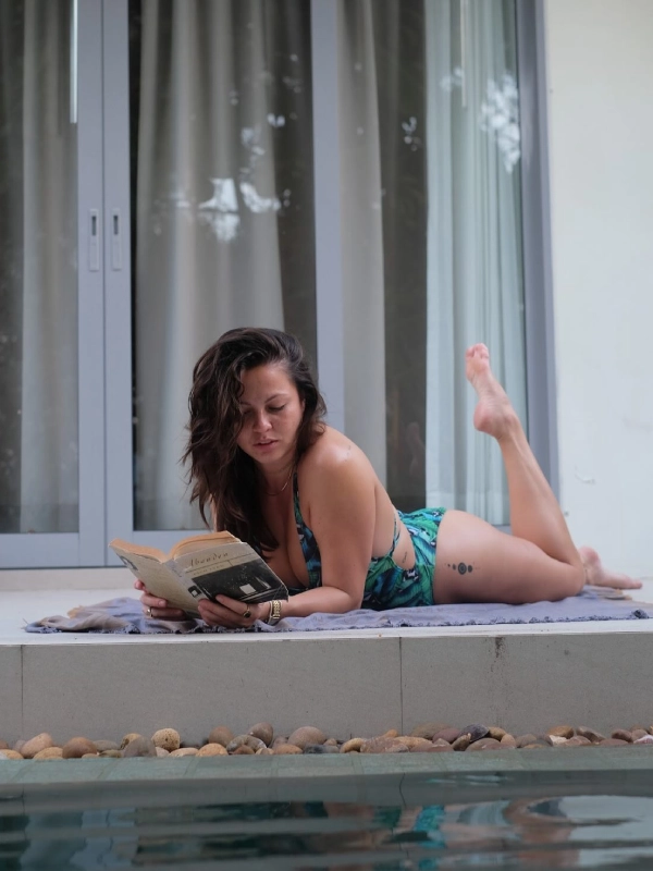 Hóspedes relaxam ao sol com boa leitura