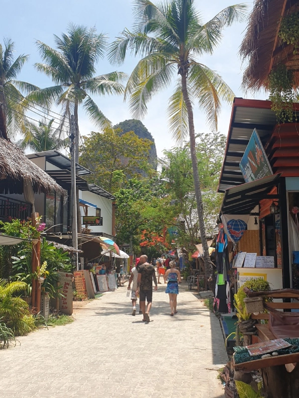 Hóspedes exploram rua vibrante perto do resort