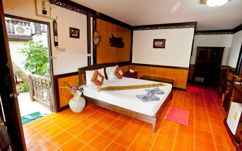 Os interiores de madeira dão ao ambiente uma sensação de luminosidade e paz