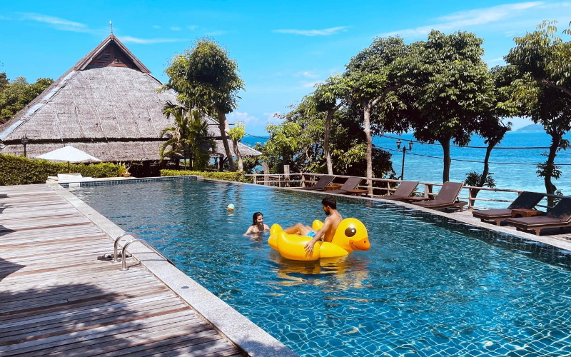 Relaxe na piscina ao ar livre de águas cristalinas