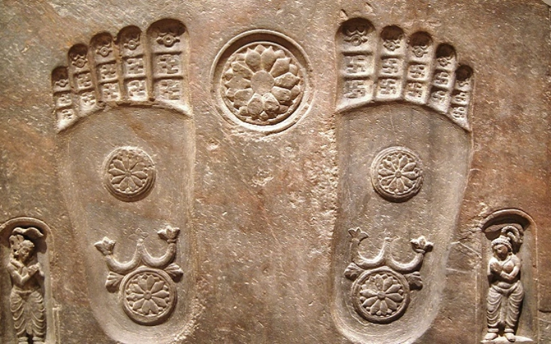 Pegada de Buda sagrada fica no topo do templo