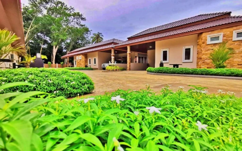 Casas charmosas encantam entre o verde exuberante