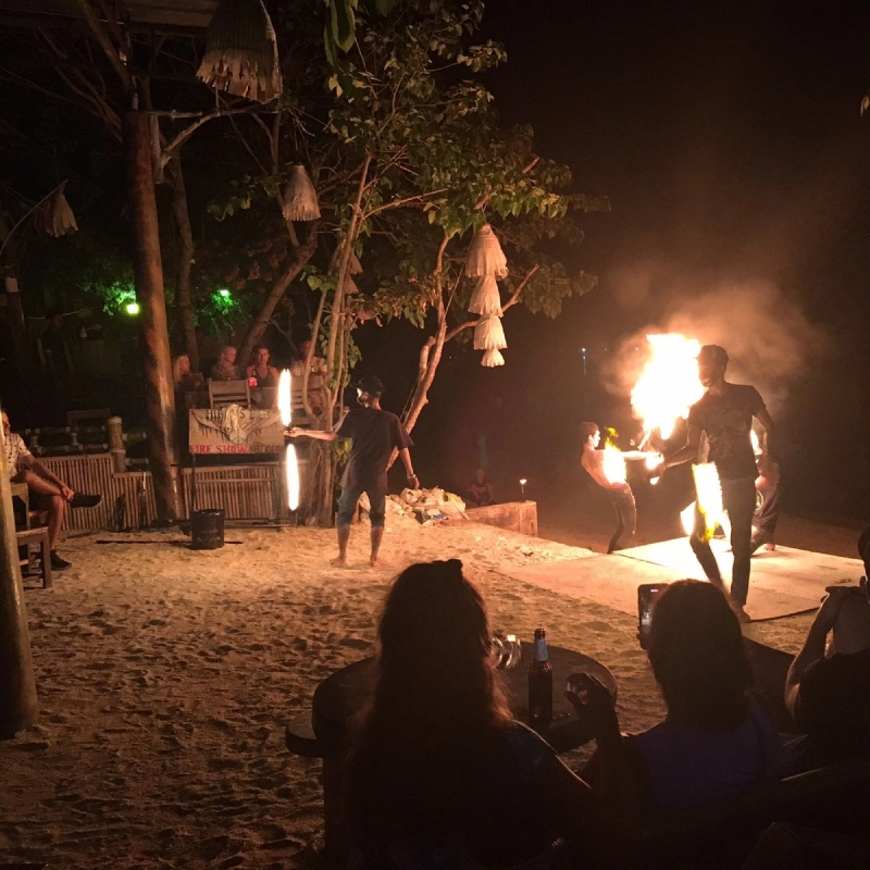 Próximo aos bares permite assistir shows de fogo à noite