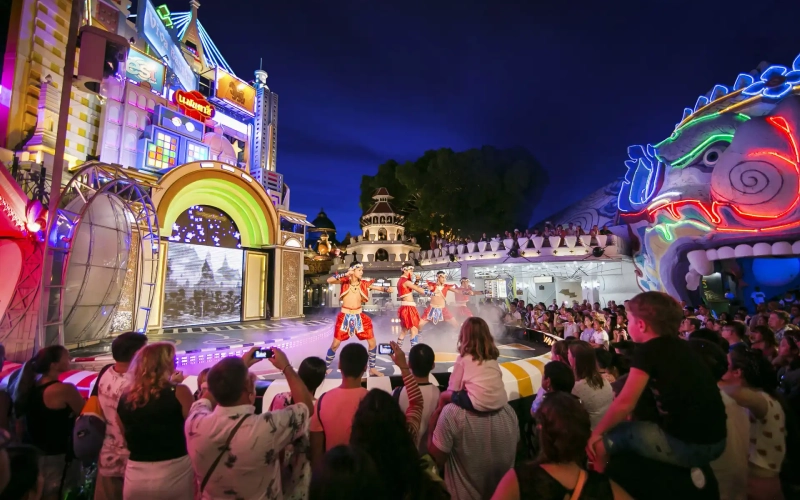 Phuket FantaSea tem recorde de mais elefantes no palco