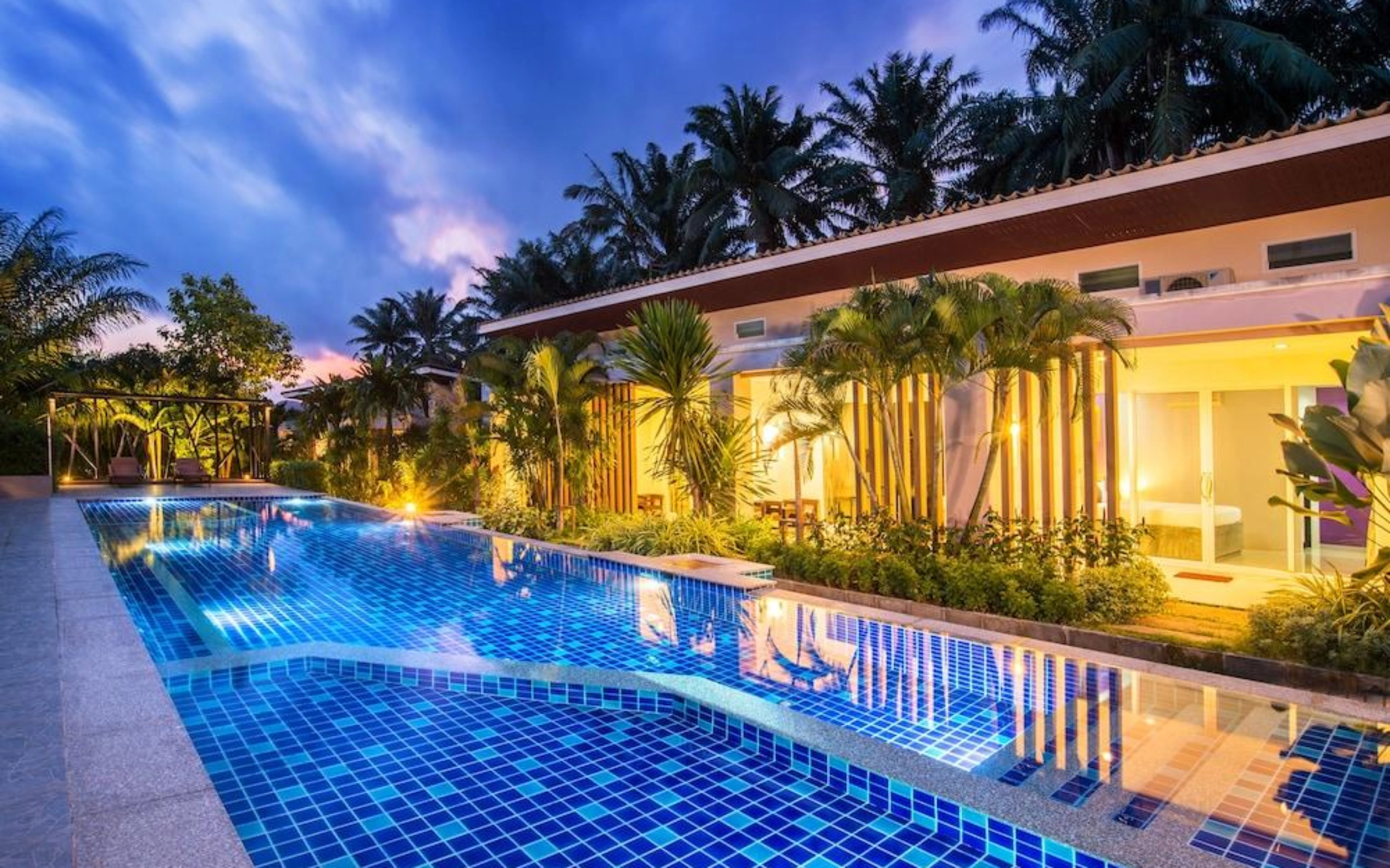 Piscina esmeralda perfeita para se refrescar depois de um longo dia.