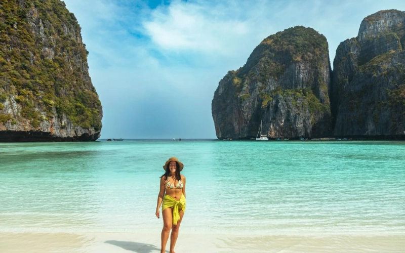 Praia com areia branca e mar turquesa claro