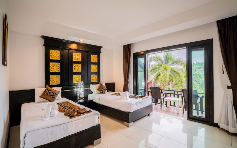 Quartos espaçosos com varandas oferecem vistas relaxantes