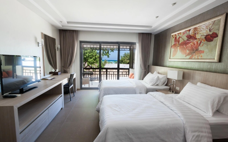 Quartos amplos com vista mar deixam a estadia especial