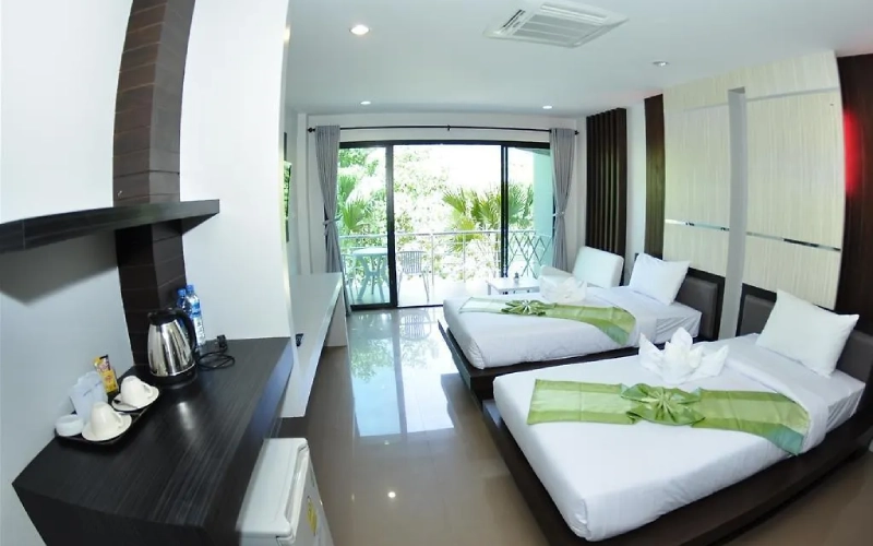Quartos minimalistas com duas camas grandes oferecem conforto simples