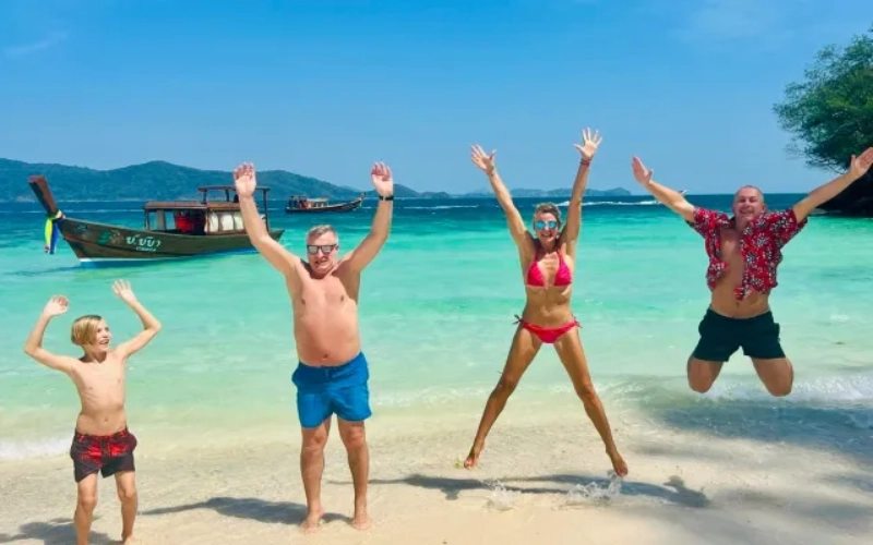 Rawai Beach recebe os primeiros visitantes em Phuket
