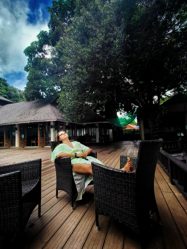 Relaxe ao sol em espreguiçadeiras na praia