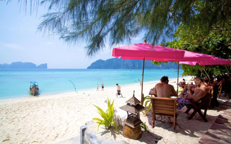 Relaxe na praia tranquila para umas férias sem estresse