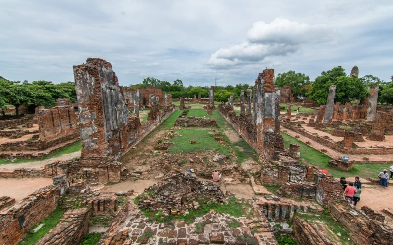 Ruínas do viharn principal guardam o Phra Si Sanphet