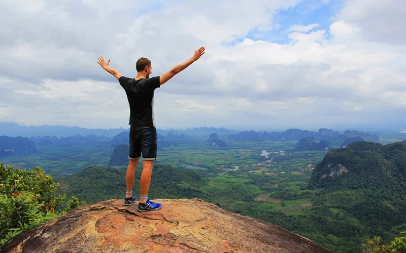 Suba a trilha do Khao Ngon Nak em Krabi