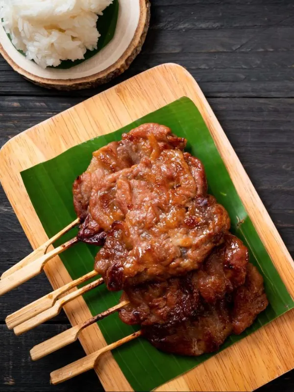 Moo Ping são espetos de porco grelhados