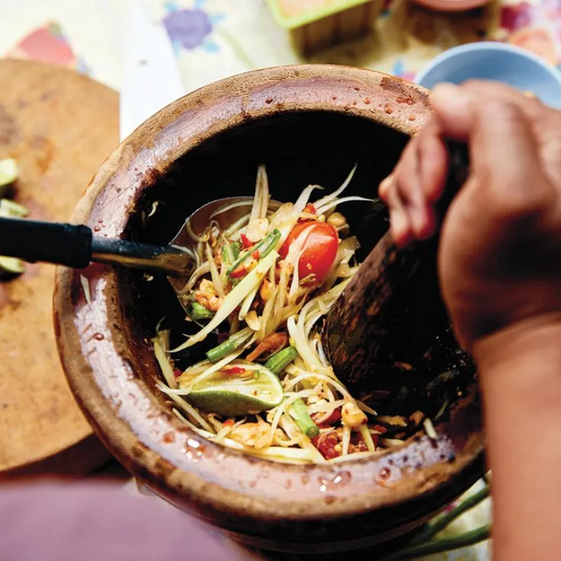 Tailandeses misturam mamão e pimenta no Som Tum