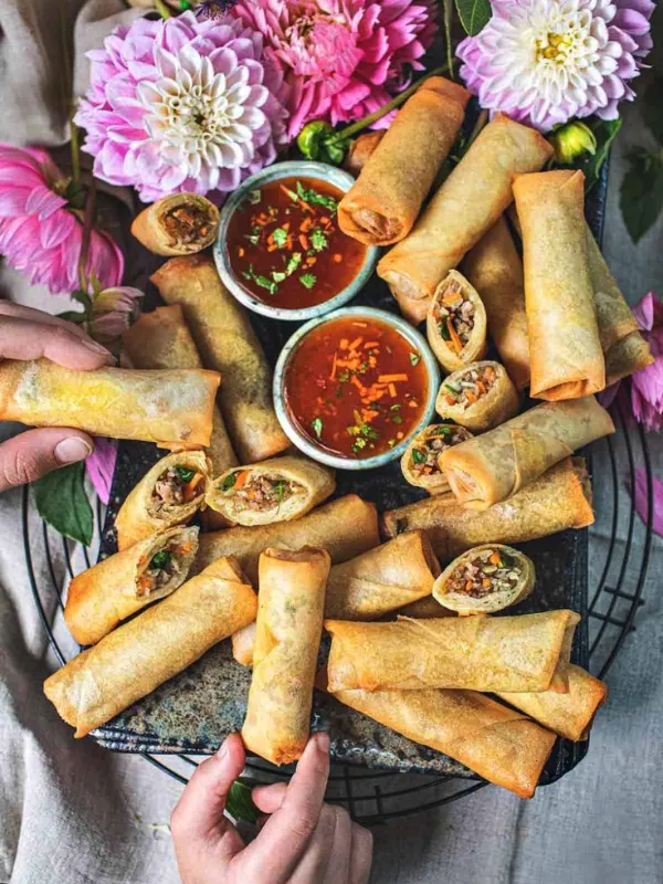 Tailandeses recheiam e fritam rolinhos primavera