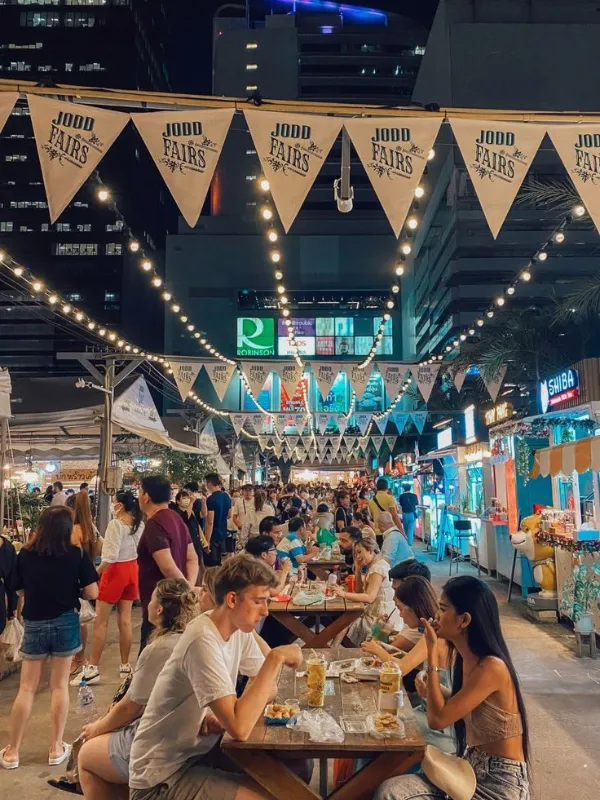 Tailandeses servem pratos quentes nos mercados noturnos