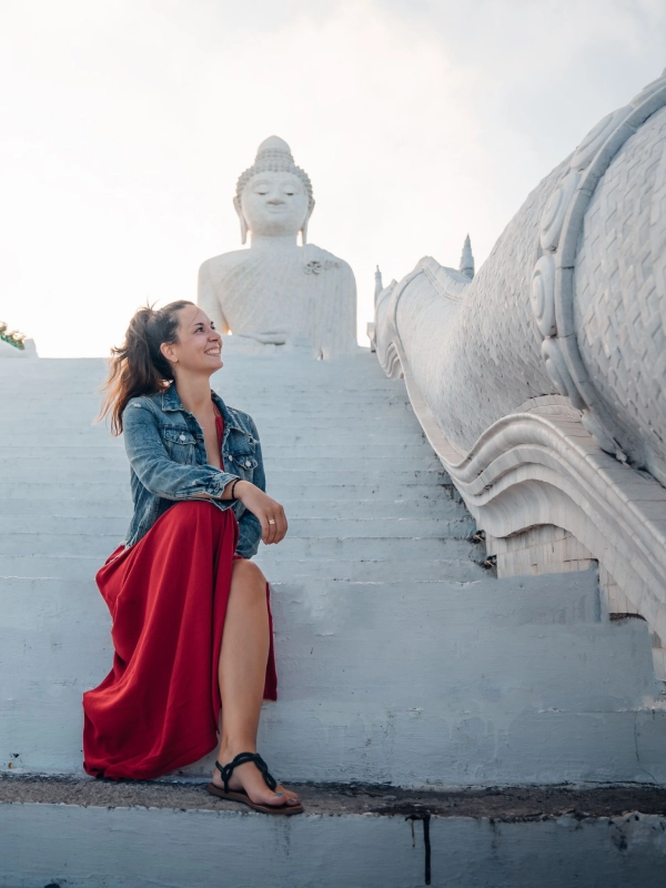 Tire foto de ângulo baixo para mostrar imponência do Grande Buda