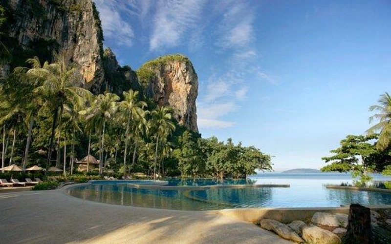 Vista deslumbrante do Rayavadee Resort, com piscina à beira das falésias