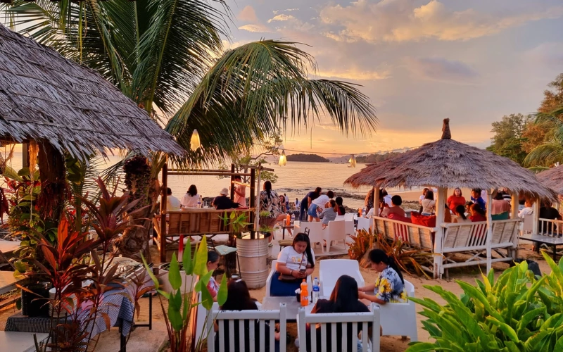 Veja o pôr do sol relaxando no Balibar