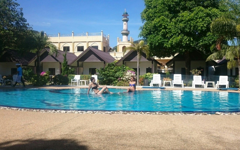 Piscina e edifícios charmosos criam foto perfeita