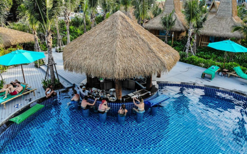 Phi Phi The Beach Resort impressiona com bangalôs únicos