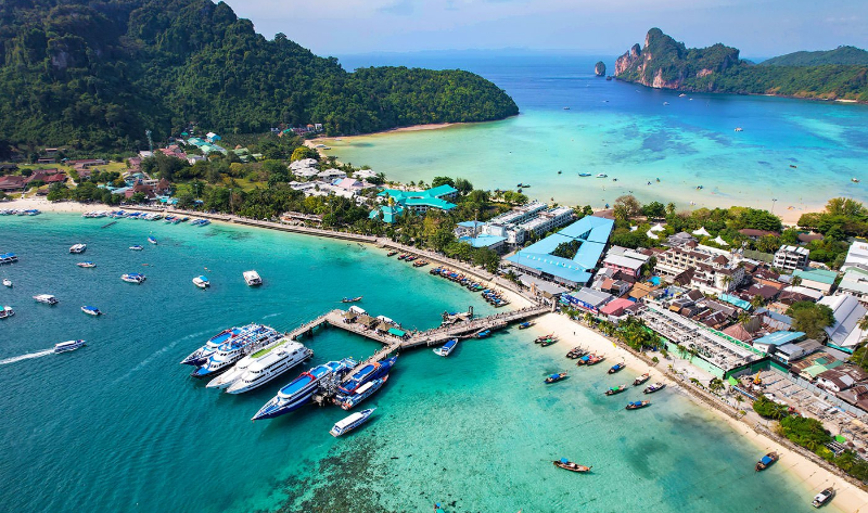 Loh Dalum encanta com águas turquesa e areia branca