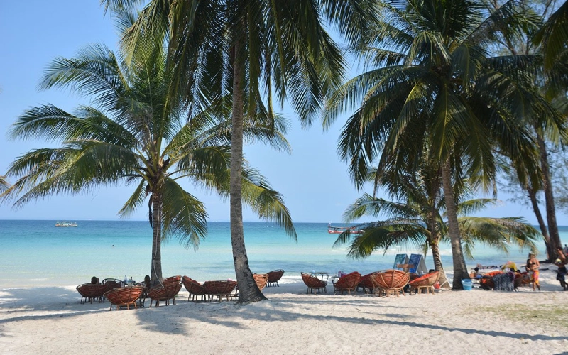 Coconut Beach tem areia branca, águas claras e paz