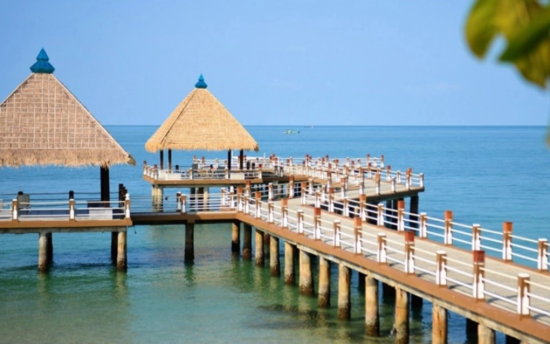 Independence Beach tem areia dourada e águas calmas