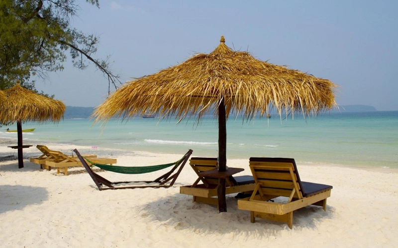 Lazy Beach é refúgio com areia dourada e águas calmas