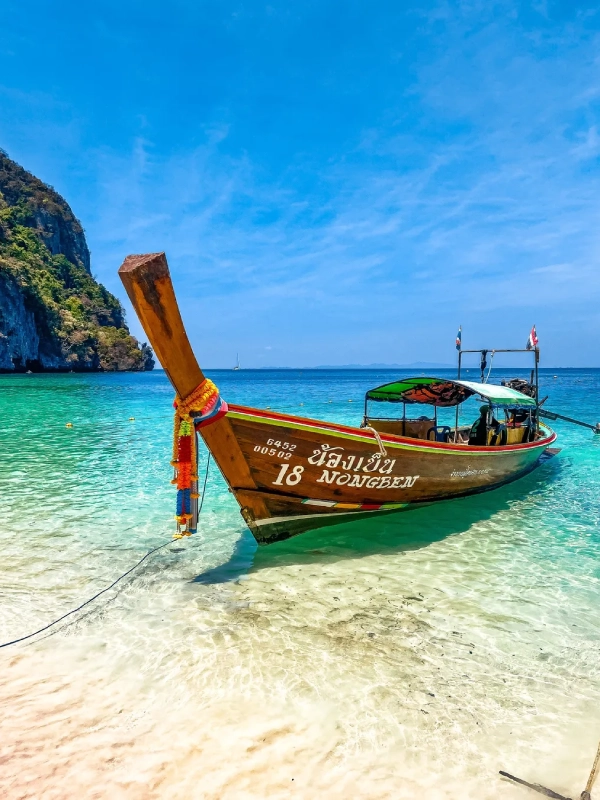 Pegue um longtail reservado pelo hotel ou operador local