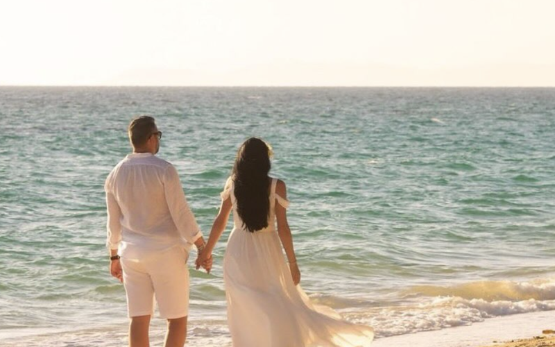 Orla da praia ao entardecer cria fotos quentes e belas