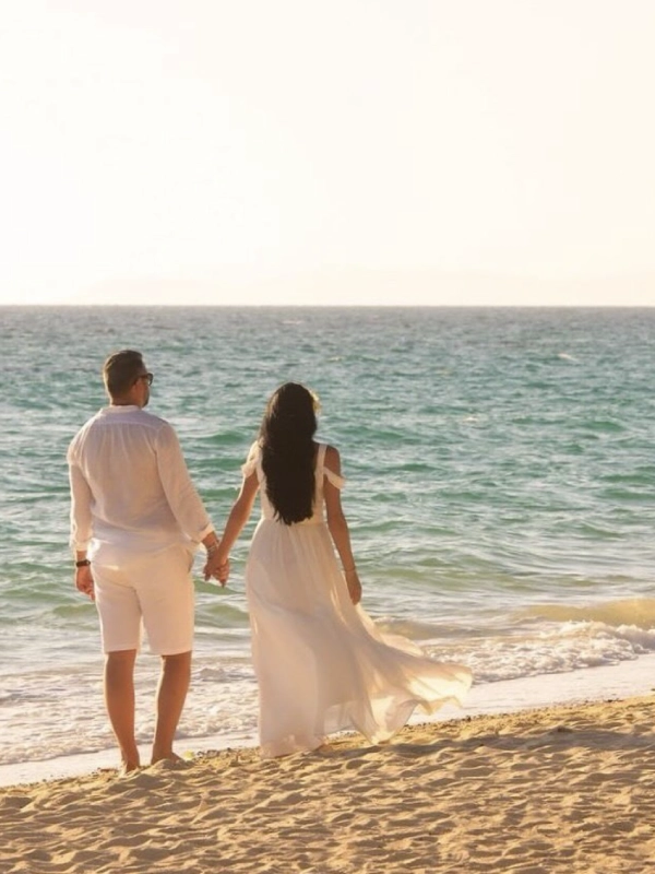 Orla da praia ao entardecer cria fotos quentes e belas