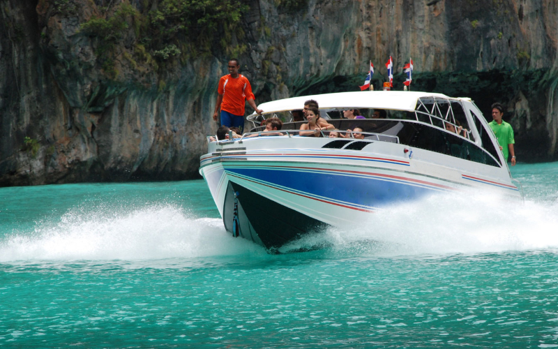 Pegue lancha ou balsa do píer de Phuket a Phi Phi