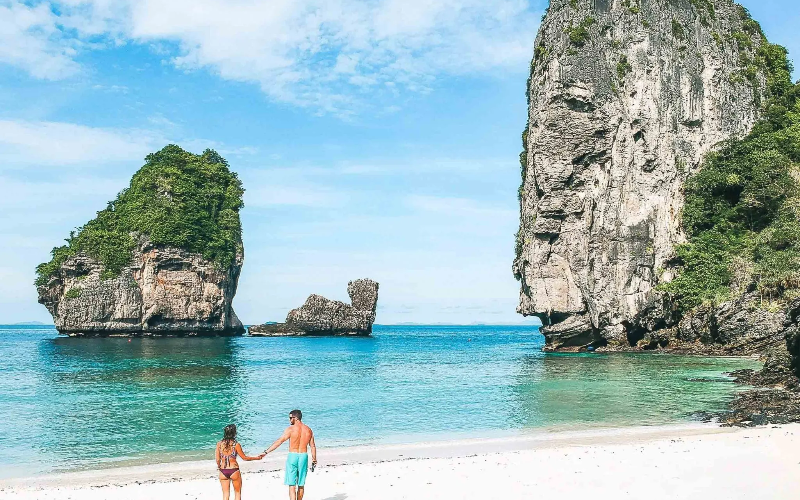 Praia de Nui encanta com falésias e natureza isolada
