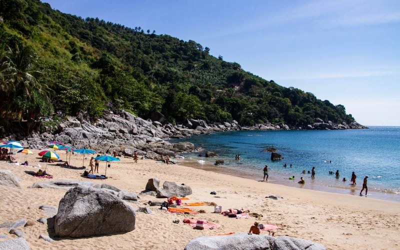 Praia tranquila e isolada ideal para relaxar ou ler