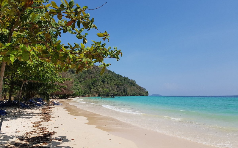 Loh Moo Dee encanta com praia tranquila e isolada