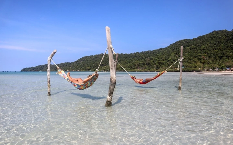Saracen Bay Beach tem areia branca e águas cristalinas