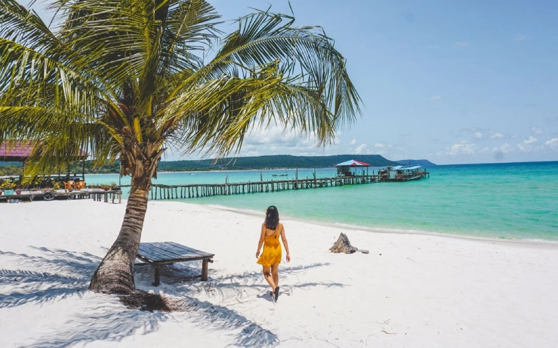 Sok San Beach em Koh Rong tem areia branca e tranquila